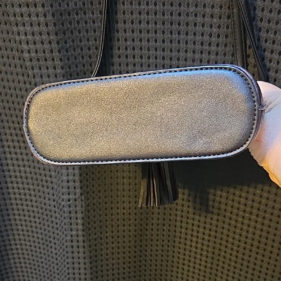 Stylish Black and White Crossbody Bag - Picture 5 of 7